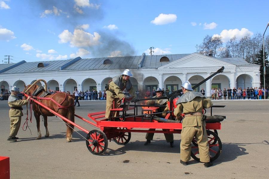 Пожарный обоз. Первые пожарные повозки. Пожарная повозка на конной тяге. Конные пожарные. Пожарные на Руси.